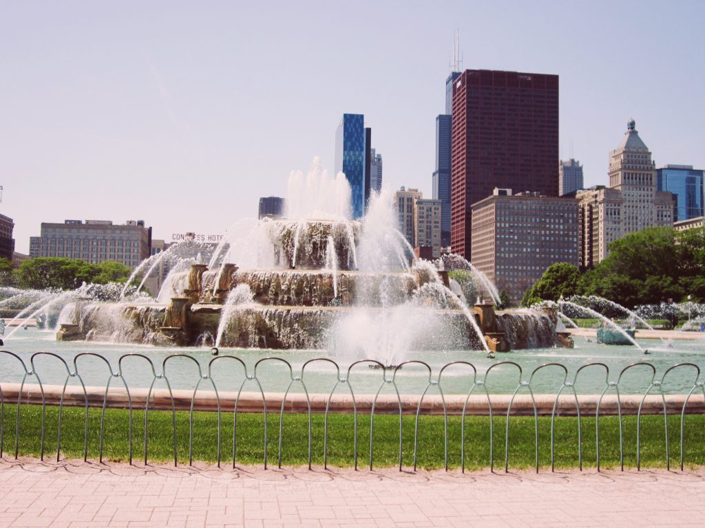 Wondering all the best things to do, see, and eat in 2 days in Chicago? I’ve got ya! This 2 days in Chicago itinerary will help you experience all the best of the Windy City! Packed with tips on things to do in Chicago, where to eat, where to stay, and more! Don't plan your trip without reading this Chicago travel guide! #chicago #illinois #USA #chicagotravel #chicagoguide #chicagoitinerary