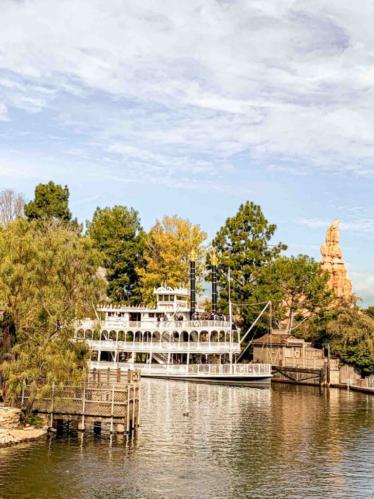 Mark Twain riverboat sailing in the rivers of america